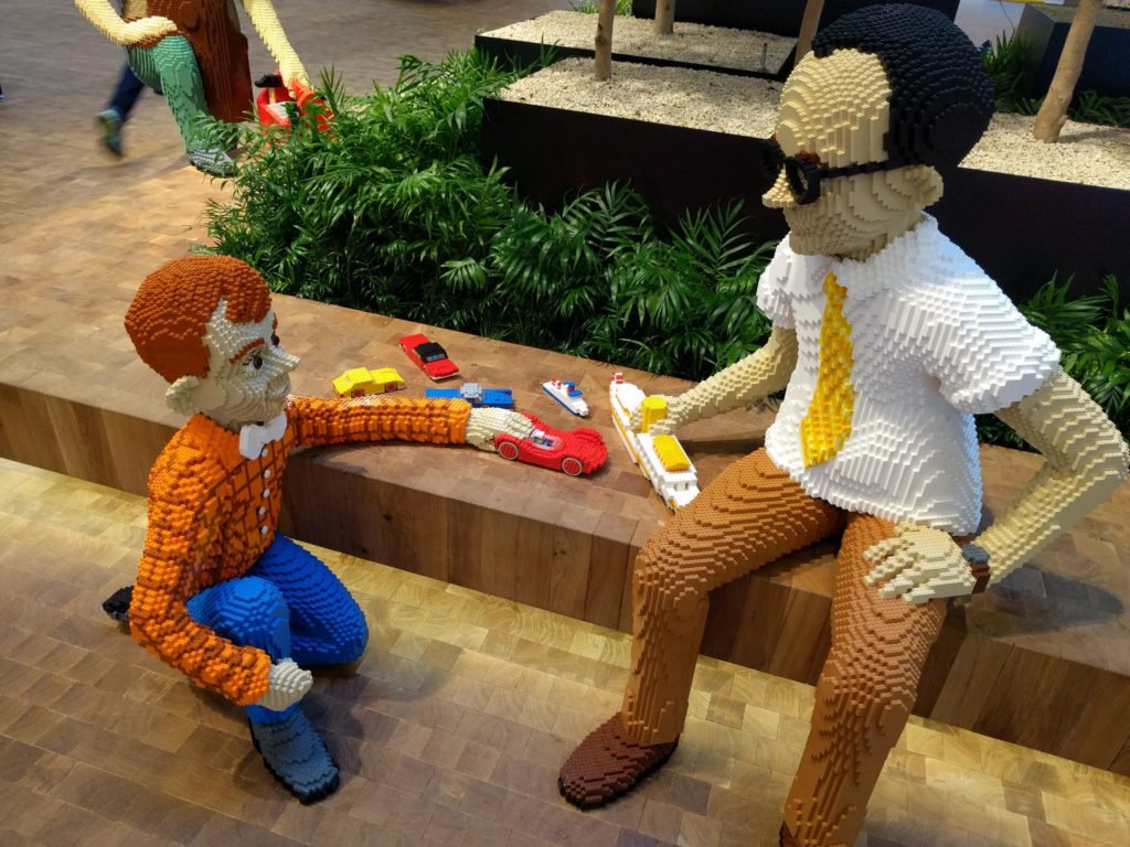 Statue di Kjeld e Godtfred nella LEGO House. Kjeld ha richiesto un'auto per la sua.